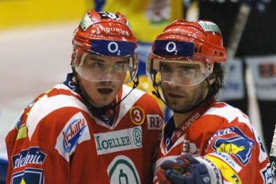 Pardubičtí hráči Miroslav Hlinka (vlevo) a Petr Sýkora.