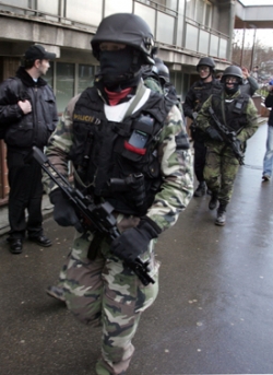 Aktuální foto. Policejní jednotky prohlédávají areál.
