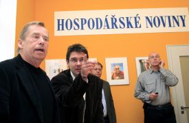 Zleva bývalý prezident Václav Havel a šéfredaktor Hospodářských novin