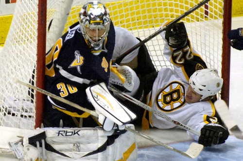 Pravé křídlo Shean Donovan (22) se chytil do sítě brankáře Ryana Millera (30) z Buffalo Sabres během třetí třetiny NHL v Buffalu.