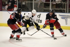 Jed Ortmeyer z New York Rangers, vlevo , a Michal Rozsíval, vpravo, proti Evgenii Malkinovi z Pitsburku.