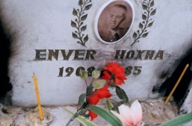 Hodžův náhrobek.