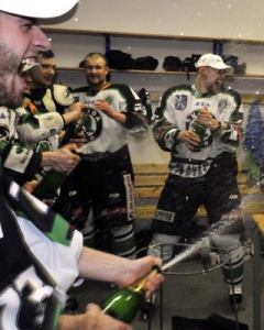 Hokejisté Mladé Boleslavi slaví postup do extraligy.