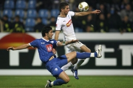 Yahia (vlevo) z Bochumi v souboji s hoffenheimským Ibisevicem.