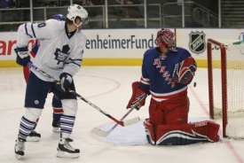 Nik Antropov přemohl brankáře New York Rangers Stephena Valiquetta.