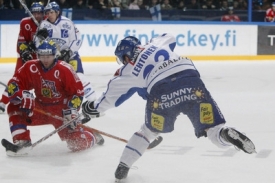 Finsk&yacute; hokejista Mikko Lehtonen v utk&aacute;n&iacute; proti Česku.
