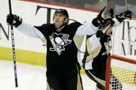 Radující se Pascal Dupuis, hráč Pittsburghu.