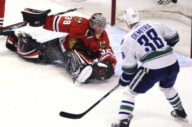 Pavol Demitra z Vancouver Canucks dává gól.