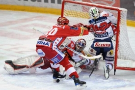 Momentka z utkání Slavia - Pardubice. Momentka z utkání Slavia - Pardubice.