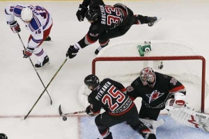 Momentka z utkání Carolina - New York Rangers.