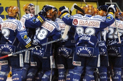 Radost hokejistů Plzně po postupu do předkola play-off extraligy.