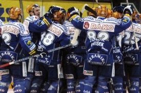Radost hokejistů Plzně po postupu do předkola play-off extraligy.