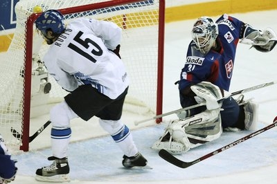 Ani gólman Peter Budaj z Colorada Slovákům příliš nepomohl.
