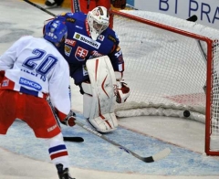 Jakub Klepiš překonává slovenského brankáře Petríka.