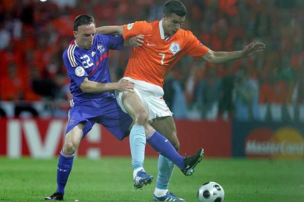 Robin Van Persie (vpravo), jeden z aktérů hádky.