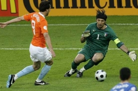 G&oacute;l, kter&yacute; zav&aacute;něl ofsjadem. Van Nistelrooy stř&iacute;l&iacute; a překon&aacute;v&aacute; Buffona