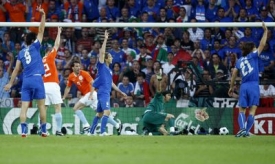 Italov&eacute; (v modr&eacute;m) avizuj&iacute; ofsjad, Nizozemci se raduj&iacute; z g&oacute;lu.