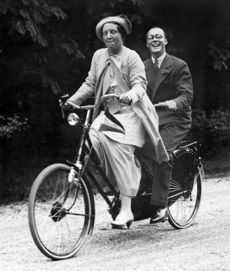 Juliana a Bernhard. Idyla před svatbou, rok 1937.