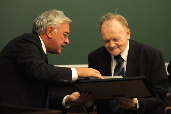 Profesor Jim Thomas uděluje dr. Antonínu Holému čestnou profesuru.