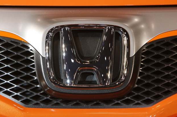 Čistý zisk automobilky Honda se propadl o 90 procent . Čistý zisk automobilky Honda se propadl o 90 procent .