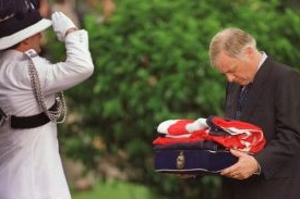 Britský guvernér Chris Patten odnáší složenou vlajku ze svého sídla v Hongkongu
