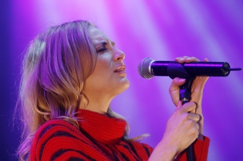 Zpěvačka kapely Hooverphonic.