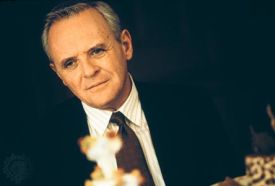 Anthony Hopkins se vr&aacute;til ke sv&yacute;m mladick&yacute;m ambic&iacute;m.