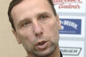 Trenér českých hokejových juniorů Miloslav Hořava. Trenér českých hokejových juniorů Miloslav Hořava.