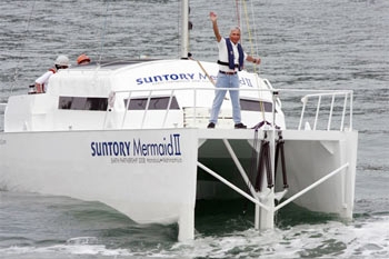 Kenichi Horie na svém vlnami poháněném katamranu Suntory Mermaid II.