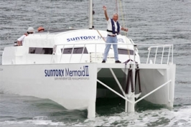 Kenichi Horie na svém vlnami poháněném katamranu Suntory Mermaid II.