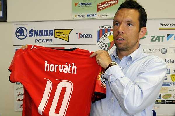 Pavel Horvath pózuje se svým novým plzeňským dresem.