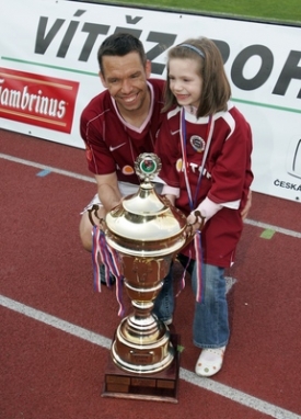 Pavel Horv&aacute;th s dcerou a trofej&iacute; za triumf v Poh&aacute;ru ČMFS.