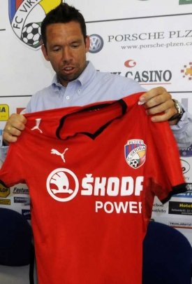 Pavel Horv&aacute;th na tiskov&eacute; konferenci s dresem sv&eacute;ho nov&eacute;ho klubu.