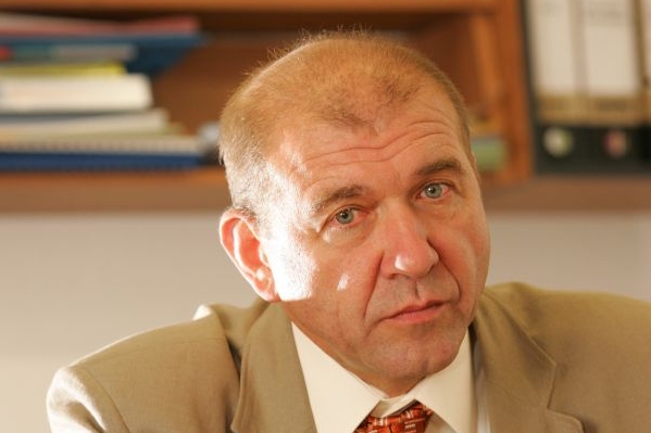 Šéf pražských lidovců Marián Hošek za Vlastimilem Ježkem stojí. 