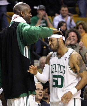 Eddieho Hosue chv&aacute;l&iacute; hvězda basketbalistů Bostinu Kevin Garnet (vlevo)