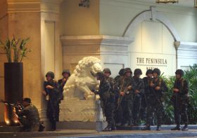 Z&aacute;sah policie v hotelu Peninsula