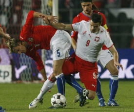 Radoslav Kováč v souboji s polským reprezentantem Pawlem Brožkem.