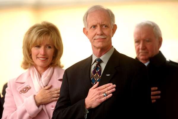 V USA oslavovaný pilot Sullenberger s manželkou Lorrií. V USA oslavovaný pilot Sullenberger s manželkou Lorrií.