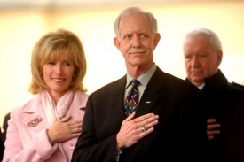 V USA oslavovan&yacute; pilot Sullenberger s manželkou Lorri&iacute;.