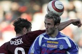 Roman Hubník v hlavičkovém souboji s Liborem Doškem