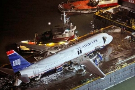 Airbus už je z ledové řeky Hudson venku, teď ho budou zkoumat.