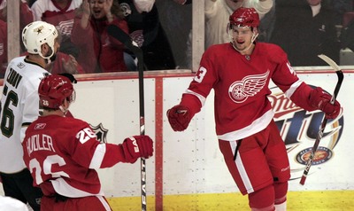 Daaren Helm a Jiří Hudler po prvním gólu. Daaren Helm a Jiří Hudler po prvním gólu.