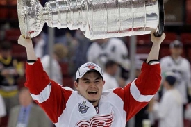 Jiř&iacute; Hudler se Stanley Cupem.