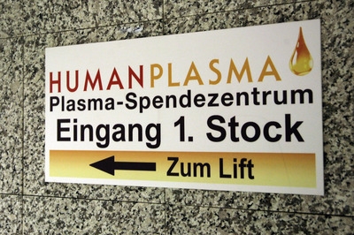 Směrovka ukazující cestu k podezdřelé laboratoři.