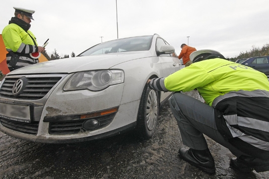 Policisté kontrolují, zda mají řidiči zimní gumy. Policisté kontrolují, zda mají řidiči zimní gumy.