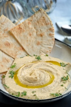 Humus s pita chlebem.