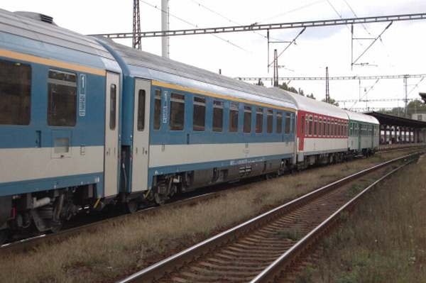 V maďarském mezinárodním vlaku Hungaria hořel jídelní vůz. V maďarském mezinárodním vlaku Hungaria hořel jídelní vůz.