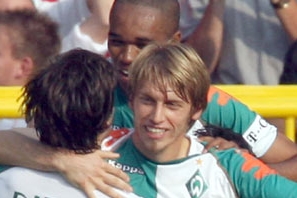 Střelec Aaron Hunt v objetí spoluhráčů