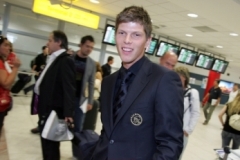 Útočník Ajaxu Klaas Jan Huntelaar na letišti v Praze Ruzyni