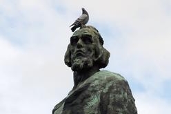 Jan Hus, pomník, jehož rekonstrukce stála Srpa místo ředitele.